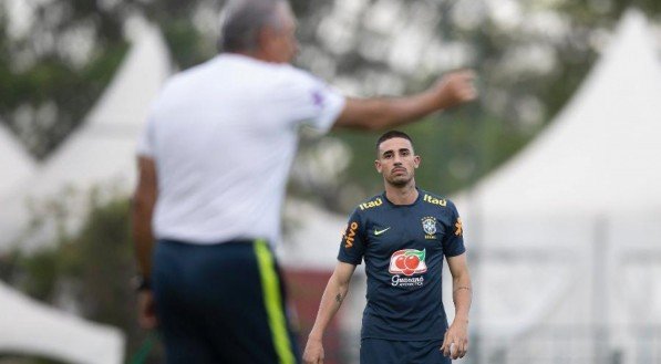 Thiago Galhardo recebe instruções de Tite em treino da Seleção Brasileira