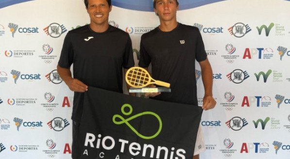 Atleta venceu forte torneio da categoria J300 ao lado do brasileiro Thomas Miranda. Carlos Lino se garante na final de simples na categoria 16 anos
