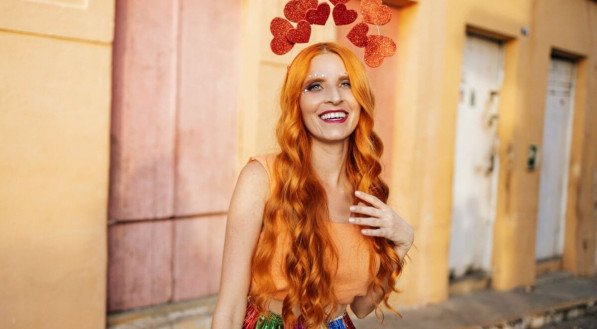 O abadá customizado traz mais estilo para o look de Carnaval (Imagem: Kleber Cordeiro | Shutterstock)