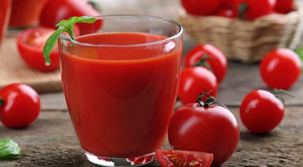 Suco detox de tomate (Imagem: Africa Studio| Shutterstock)