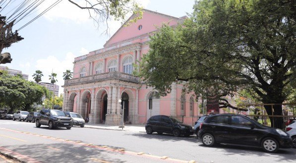 Imagem da fachada do Teatro de Santa Isabel, no Centro do Recife, que vem sendo ocupada por pessoas em situação de rua