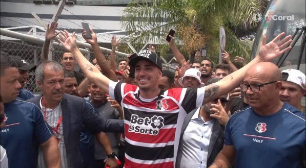 Thiago Galhardo "nos braços" da torcida do Santa Cruz após desembarcar no Recife