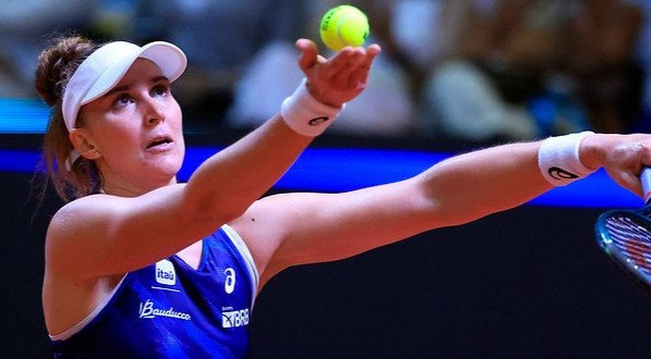 Brasileira encara Potapova e tenta voltar a vencer após queda precoce em Doha