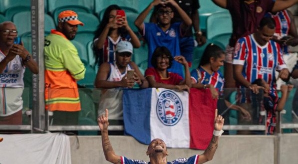 O atacante tricolor foi vítima de ataques racistas por uma suposta provocação ao Vitória, na qual o jogador negou e classificou como ''mentira''.