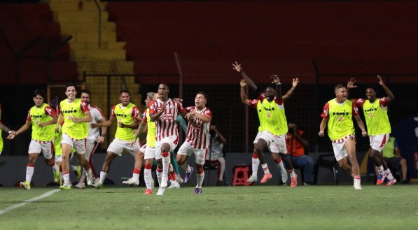 Comemoração dos jogadores do Náutico após o gol de Igor Pereira sobre o Sport