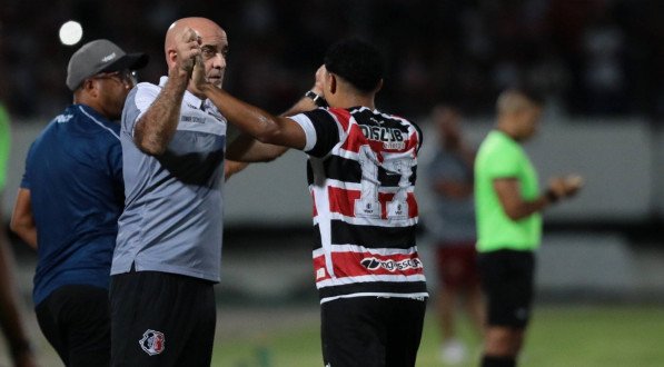 Itamar Schülle em comemoração com Thiaguinho de gol do Santa Cruz