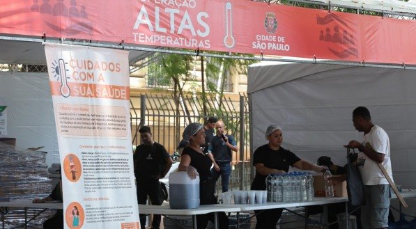 Operação Altas Temperaturas em São Paulo, oferece água, chá e fruta para a população na Praça da Republica