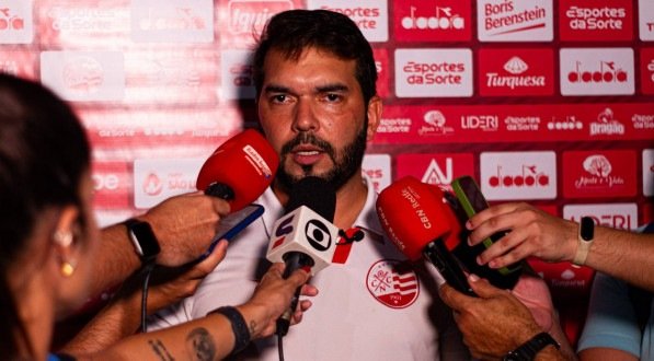 Andr&eacute; Caldas, auxiliar do t&eacute;cnico Marquinhos Santos no N&aacute;utico, em entrevista coletiva