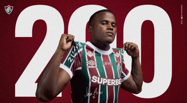  O colombiano recebeu das mãos da esposa, Alejandra Ayala, uma camisa tricolor com o número 200, em referência à marca de jogos que alcançou pelo clube neste domingo, pelo Campeonato Carioca