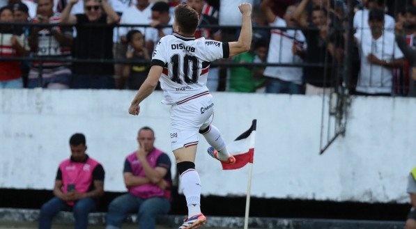 Matheus Melo marcou um dos gols da vitória do Santa Cruz sobre o Central