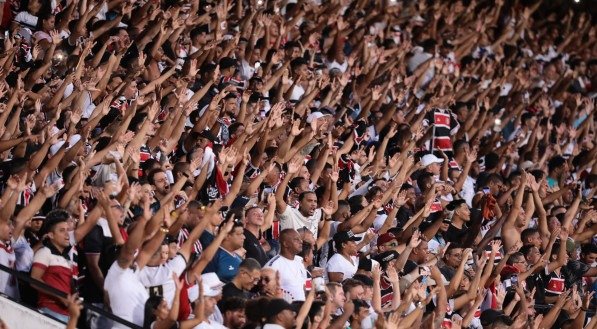 Torcida do Santa Cruz marcando presen&ccedil;a no Est&aacute;dio do Arruda