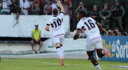 Matheus Melo celebra gol do Santa Cruz contra o Central