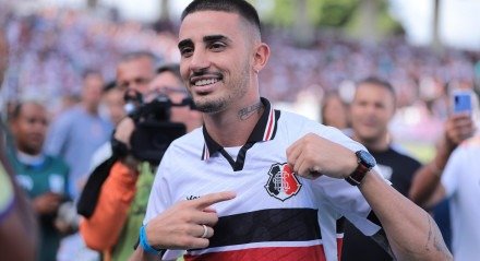 Thiago Galhardo vestindo a camisa do Santa Cruz no Estádio do Arruda