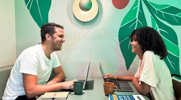 Imagem ilustrativa de duas pessoas em uma conversa 