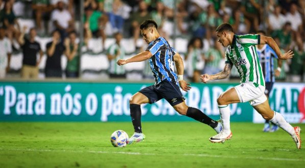 A Universidad Católica tem cobrado o clube gaúcho referente a uma das parcelas vencidas no último dia 31. O Tricolor ainda tem um valor pendente.