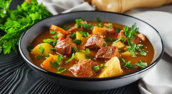 Carne com batata e cenoura (Imagem: Narsil | Shutterstock)