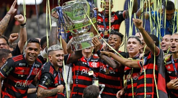 Flamengo levanta a taça de atual campeão da Copa do Brasil