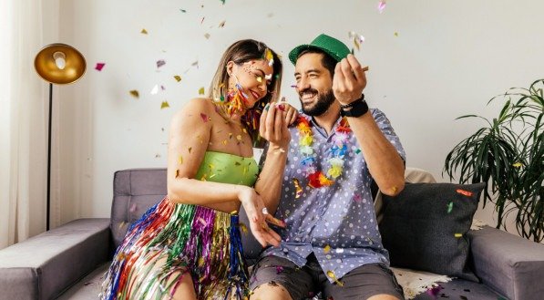 Imagem ilustrativa de um casal curtindo o Carnaval!