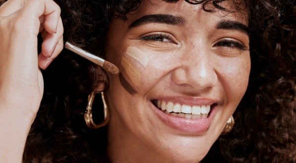 5 dicas para acertar no tom de base ideal para a sua pele — e nunca mais errar
