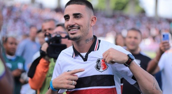 Thiago Galhardo vestindo a camisa do Santa Cruz no Estádio do Arruda