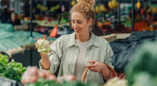 Os vegetais são uma estratégia eficaz para consumir carboidrato e controlar o peso (Imagem: Zamrznuti tonovi | Shutterstock) 