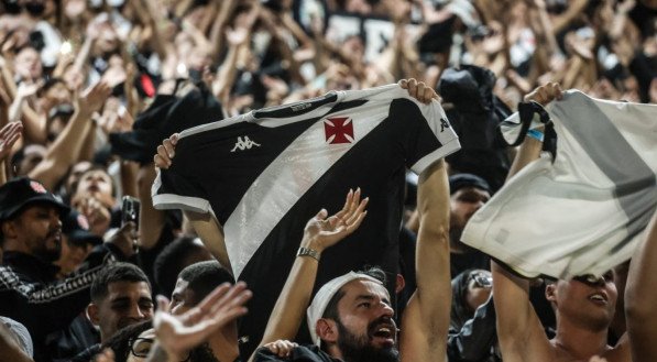 A equipe Cruzmaltina não vive um bom momento dentro de campo, nos últimos três jogos válidos pelo campeonato carioca, o Vasco tem duas derrotas em clássicos para Fluminense e Flamengo e um empate contra a equipe do Sampaio Corrêa