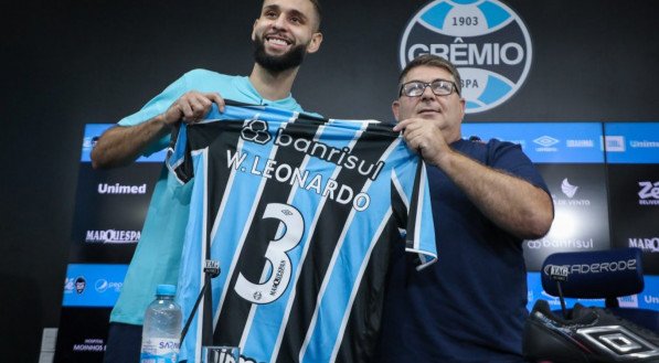 O zagueiro de 25 anos foi apresentado nesta terça (18) como novo camisa 3 do Grêmio, revelando sua inspiração na dupla histórica Geromel e Kanemann.