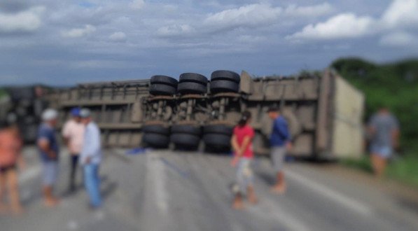 Imagem da carreta tombada na rodovia 