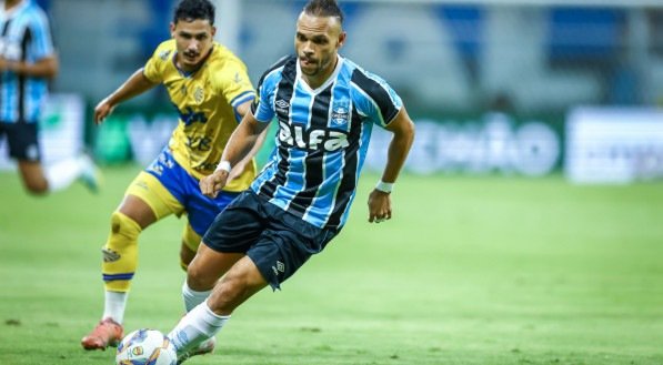 Martin Braithwaite, atacante, com a posse de bola em jogo na temporada