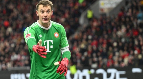 Manuel Neuer cobra atenção aos jogadores do Bayern