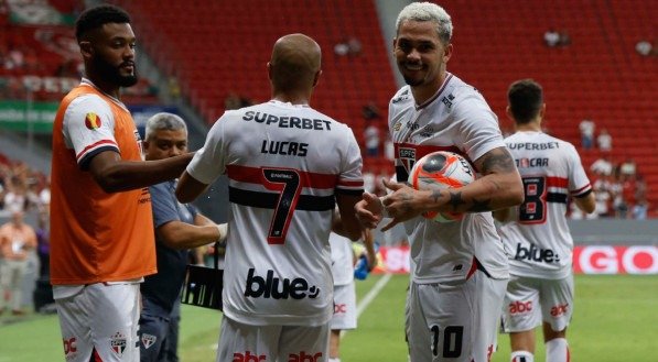 Luciano com a bola após marcar gol pelo São Paulo e Lucas de costas