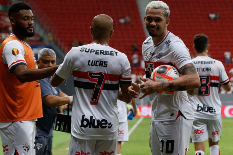Luciano com a bola após marcar gol pelo São Paulo e Lucas de costas