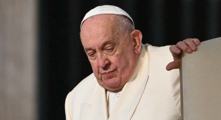  Papa Francisco foi diagnosticado com pneumonia em ambos os pulmões