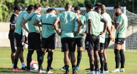 Jogadores do Santa Cruz em jogo-treino no CT Ninho das Cobras