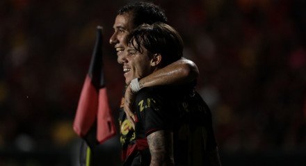 Chrystian Barletta e Pablo celebrando gol marcado contra o Moto Club, pela Copa do Nordeste 2025