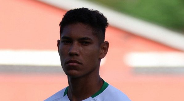 O volante de 25 anos pertence ao Santos e está emprestado a Chapecoense. Ele sofreu uma lesão nos ligamentos do joelho e precisou passar por cirurgia.