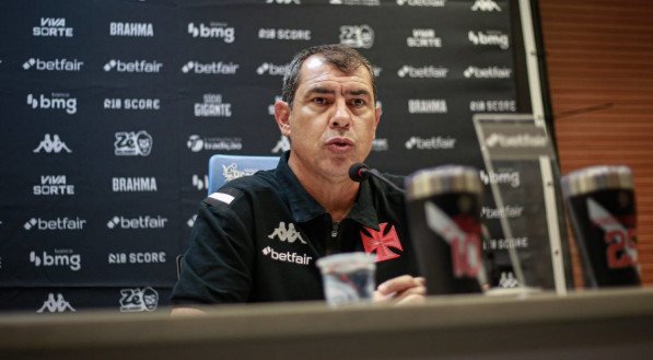 Na noite desta terça-feira (18), o Vasco enfrentou o União Rondonópolis pela terceira fase da Copa do Brasil. A equipe cruz-maltina venceu por 3 a 0 e garantiu vaga na próxima fase. Na coletiva, o técnico Fábio Carille comemorou a vitória e afirmou que ainda não havia pensado no clássico contra o Botafogo: