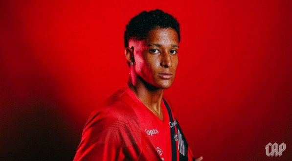 O jogador de 19 anos chega ao Furacão por empréstimo junto ao Cruzeiro, até o final da temporada. Ele é o 15º reforço do clube paranaense para 2025.