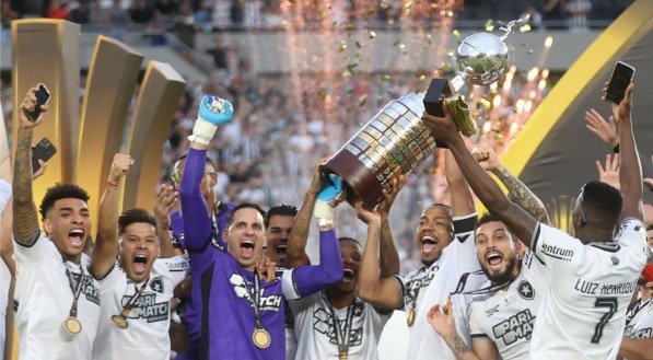 Jogadores do Botafogo erguem a taça de campeão da Libertadores