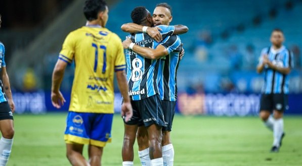 Braithwaite recebe abraço de Edenílson