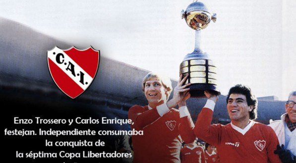 Independiente com a taça de campeão da Libertadores em 1984