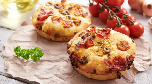 Pão com tomate e azeitona (Imagem: Piotr Krzeslak | Shutterstock)