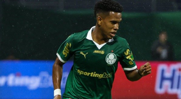 Estêvão com a posse de bola em jogo do Palmeiras
