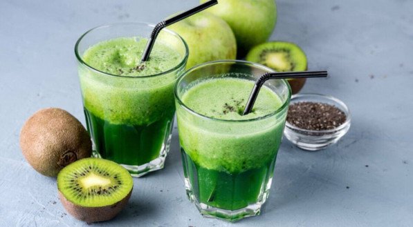 Suco de kiwi com chia (Imagem: KateYudina | Shutterstock)