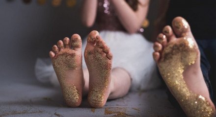 Cuidados simples evitam desconfortos e lesões nos pés durante o Carnaval (Imagem: Cavan-Images | Shutterstock) 