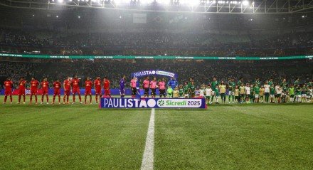 Jogadores perfilados no Allianz Parque em jogo do Paulistão 2025