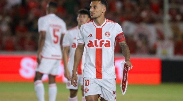 A lesão no ligamento que Alan Patrick sofreu durante a vitória por 3 a 1 contra o São Luiz, na 7ª rodada do Gauchão, continua mantendo o meio-campista do Inter afastado dos treinos