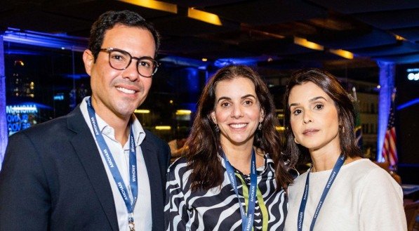 Nossa diretora Mirella Martins, ladeada por Manoel Ferreira Neto e Fernanda Angeiras, no evento "Amcham Plano de Voo"