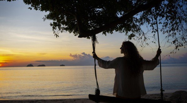 Imagem de uma mulher relaxando em lugar calmo