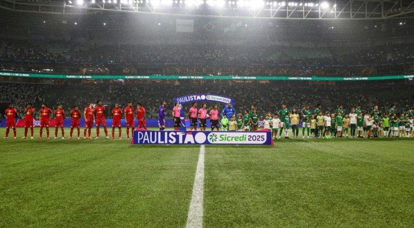 Jogadores perfilados no Allianz Parque em jogo do Paulistão 2025